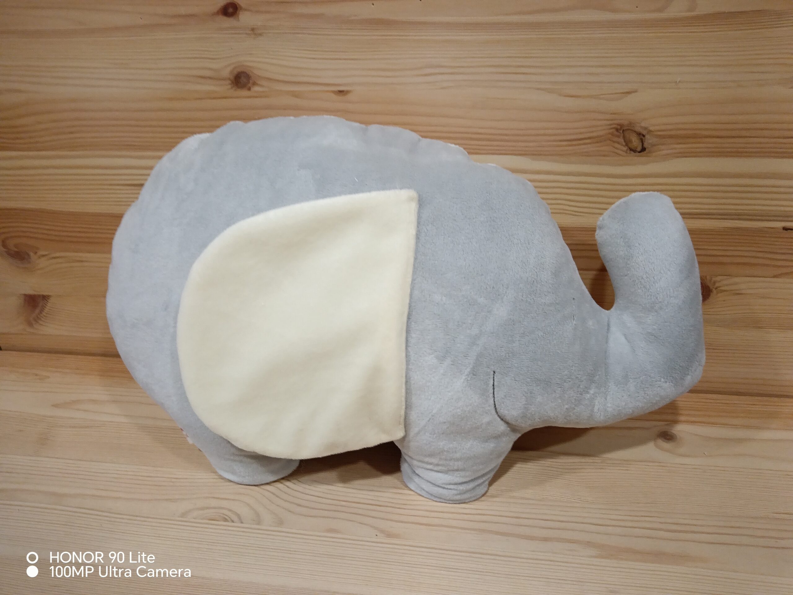 elefante gris-blanco